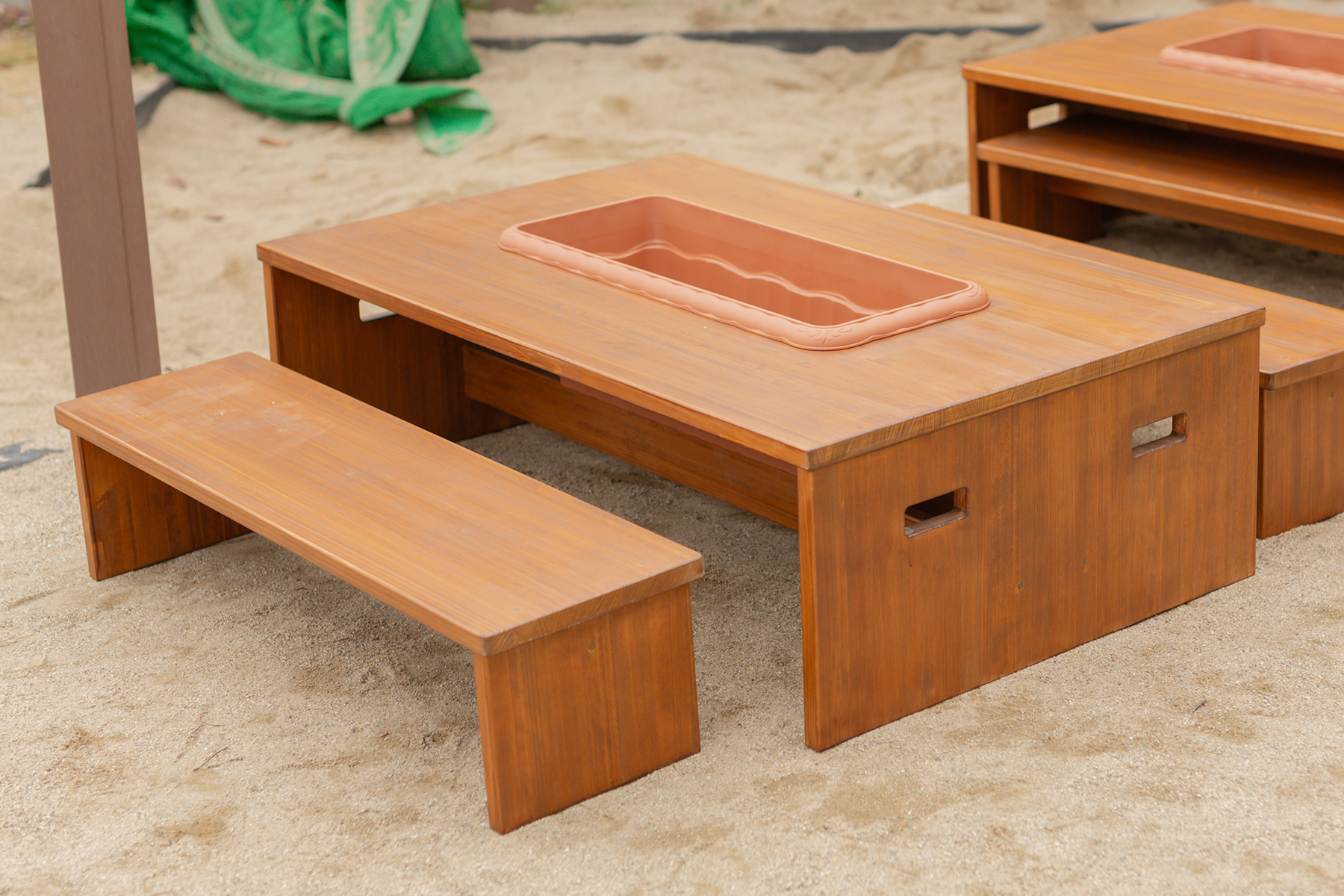 屋外用 砂場テーブル・ベンチ｜あひる保育園さま | 幼保こども園の収納